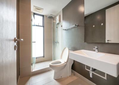 Modern bathroom with a walk-in shower and white fixtures