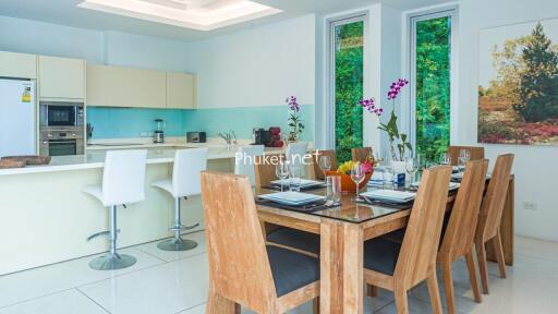 Modern dining area with a view of the fully equipped kitchen