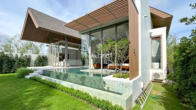 Exterior view of a modern house with a pool