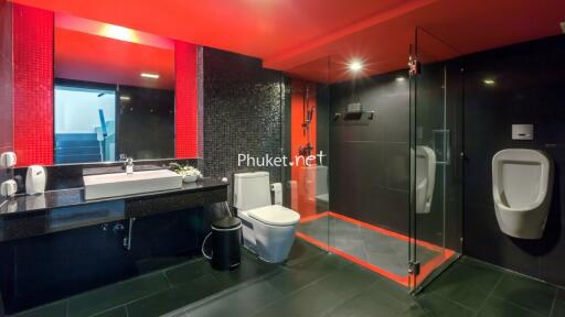 Modern bathroom with red ceiling and black tiles