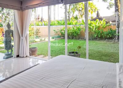 Bedroom with garden view