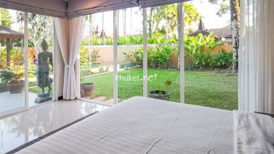 Bedroom with garden view