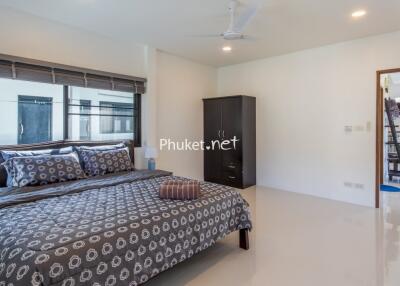 Bedroom with double bed and modern furnishings