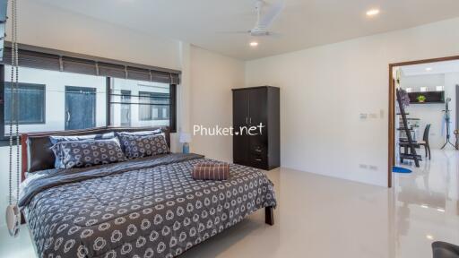 Bedroom with double bed and modern furnishings