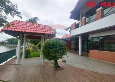 880 Sqm., 4 Beds Townhouse listed for ฿ 110,000.