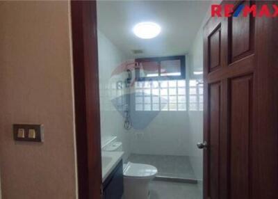 880 Sqm., 4 Beds Townhouse listed for ฿ 110,000.