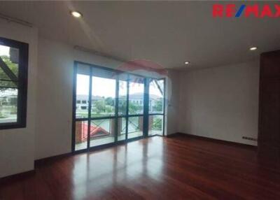 880 Sqm., 4 Beds Townhouse listed for ฿ 110,000.