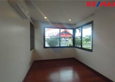 880 Sqm., 4 Beds Townhouse listed for ฿ 110,000.