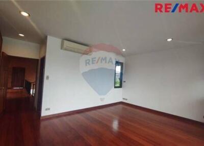 880 Sqm., 4 Beds Townhouse listed for ฿ 110,000.