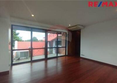 880 Sqm., 4 Beds Townhouse listed for ฿ 110,000.