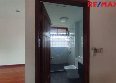 880 Sqm., 4 Beds Townhouse listed for ฿ 110,000.