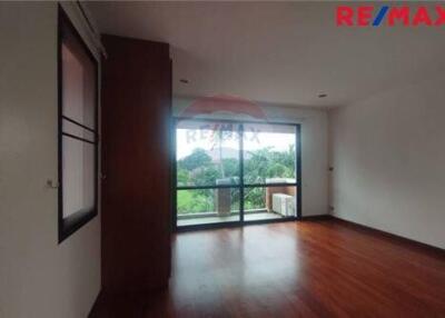 880 Sqm., 4 Beds Townhouse listed for ฿ 110,000.