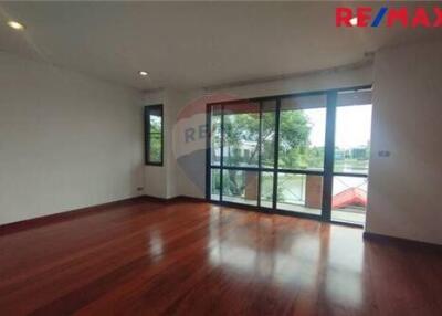 880 Sqm., 4 Beds Townhouse listed for ฿ 110,000.