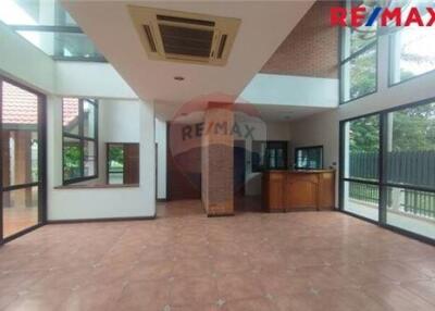 880 Sqm., 4 Beds Townhouse listed for ฿ 110,000.