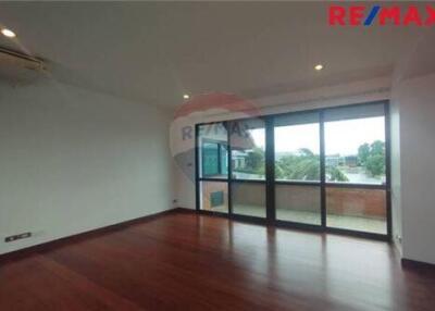 880 Sqm., 4 Beds Townhouse listed for ฿ 110,000.