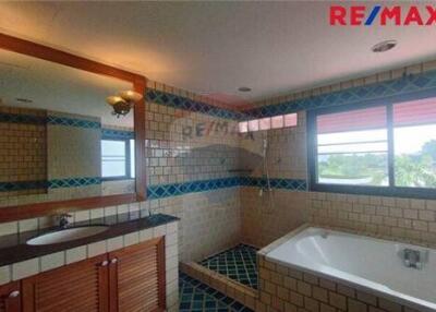 880 Sqm., 4 Beds Townhouse listed for ฿ 110,000.