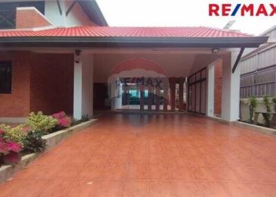 880 Sqm., 4 Beds Townhouse listed for ฿ 110,000.