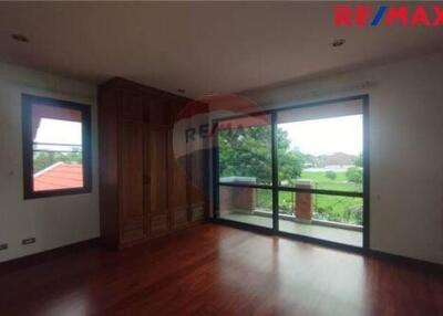 880 Sqm., 4 Beds Townhouse listed for ฿ 110,000.