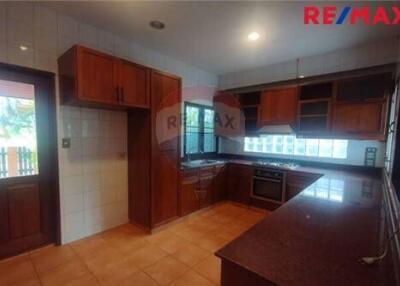 880 Sqm., 4 Beds Townhouse listed for ฿ 110,000.