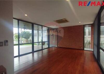 880 Sqm., 4 Beds Townhouse listed for ฿ 110,000.