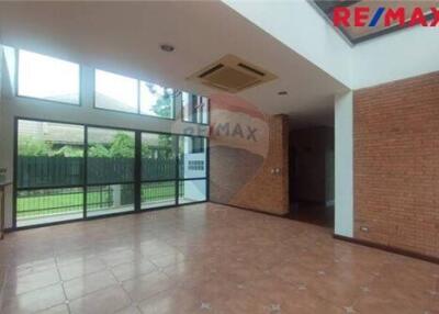 880 Sqm., 4 Beds Townhouse listed for ฿ 110,000.