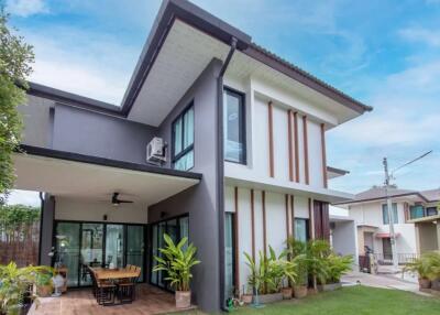 Modern Pool Villa :  Ploenchit Collina San Kamphaeng