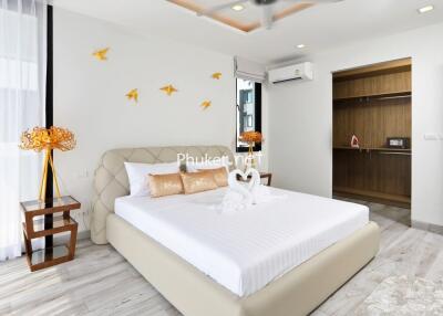 Spacious and modern bedroom with decorative elements