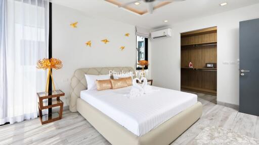 Spacious and modern bedroom with decorative elements