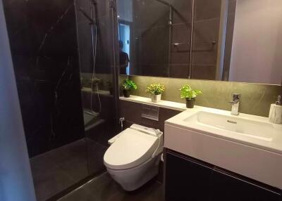 1 bed Condo in The Esse at Singha Complex Khlong Toei Nuea Sub District C021017