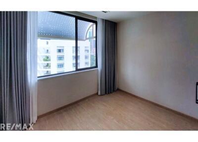 !! Promotion price !! Newly Renovated 3 Bedroom Condo in Private Low Rise Apartment Sathorn