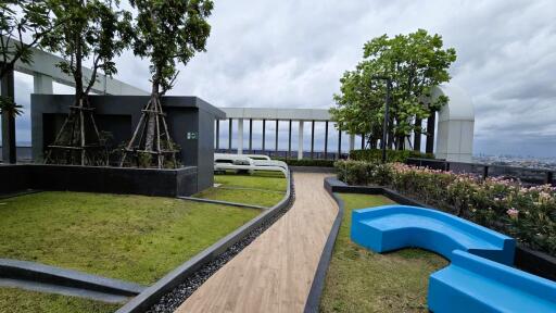 Rooftop garden with sitting area