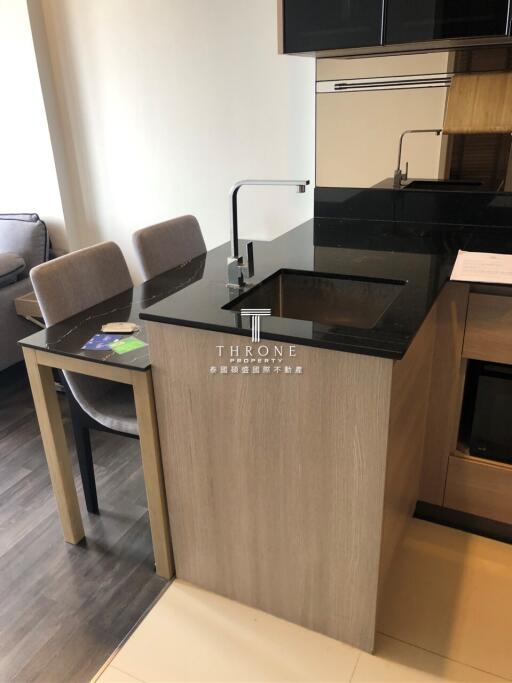 Modern kitchen with breakfast bar