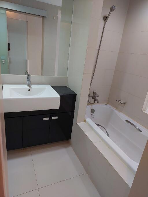 Modern bathroom with a white sink and bathtub