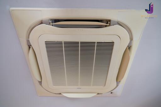 Ceiling-mounted air conditioning unit