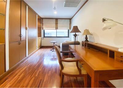 For rent: Spacious 2-bedroom apartment, 195 sqm, located at Sathorn Soi 7.