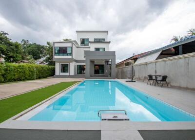 Modern 4 Bedroom Pool Villa In San Phi Suea