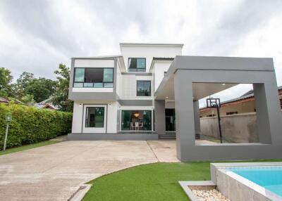 Modern 4 Bedroom Pool Villa In San Phi Suea