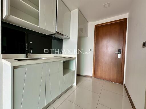 Condo for sale studio 30 m² in The Peak Towers, Pattaya