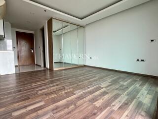 Condo for sale studio 30 m² in The Peak Towers, Pattaya