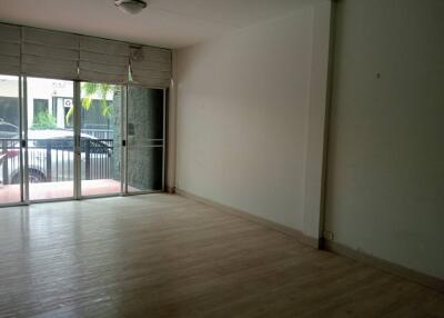 For Rent Home Office on Sukhumvit 55 BTS Thong Lo Wattana District of Bangkok