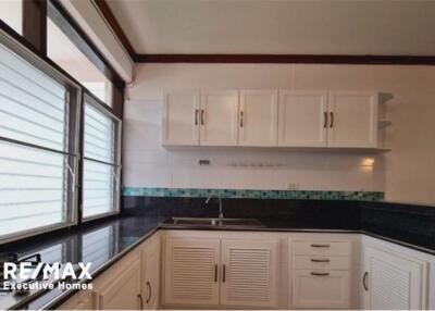 Charming 3-Bedroom Home for Rent in the Heart of Sukhumvit 26!