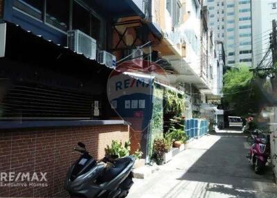 Hot Price Building for Sale in Prime Location Nana Sukhumvit 11