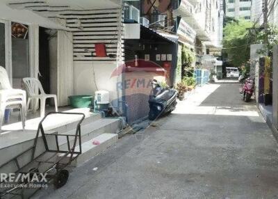 Hot Price Building for Sale in Prime Location Nana Sukhumvit 11