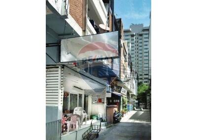 Hot Price Building for Sale in Prime Location Nana Sukhumvit 11