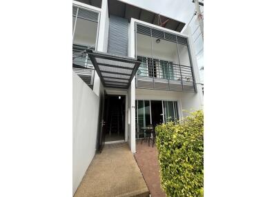 Delightful 2 Bedroom townhouse with great location