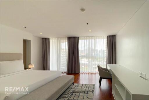 Pet-Friendly 3 Bedroom Condo Near BTS Ekkamai - Newly Renovated