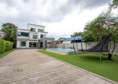 Three-Storey Pool Villa at San Phi Suea