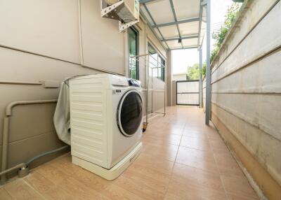 Outdoor laundry space with washing machine