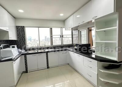 Big 3 Bedrooms Furnished Condo - Sukhumvit 39 (Phrom Phong)