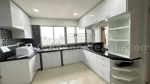 Big 3 Bedrooms Furnished Condo - Sukhumvit 39 (Phrom Phong)